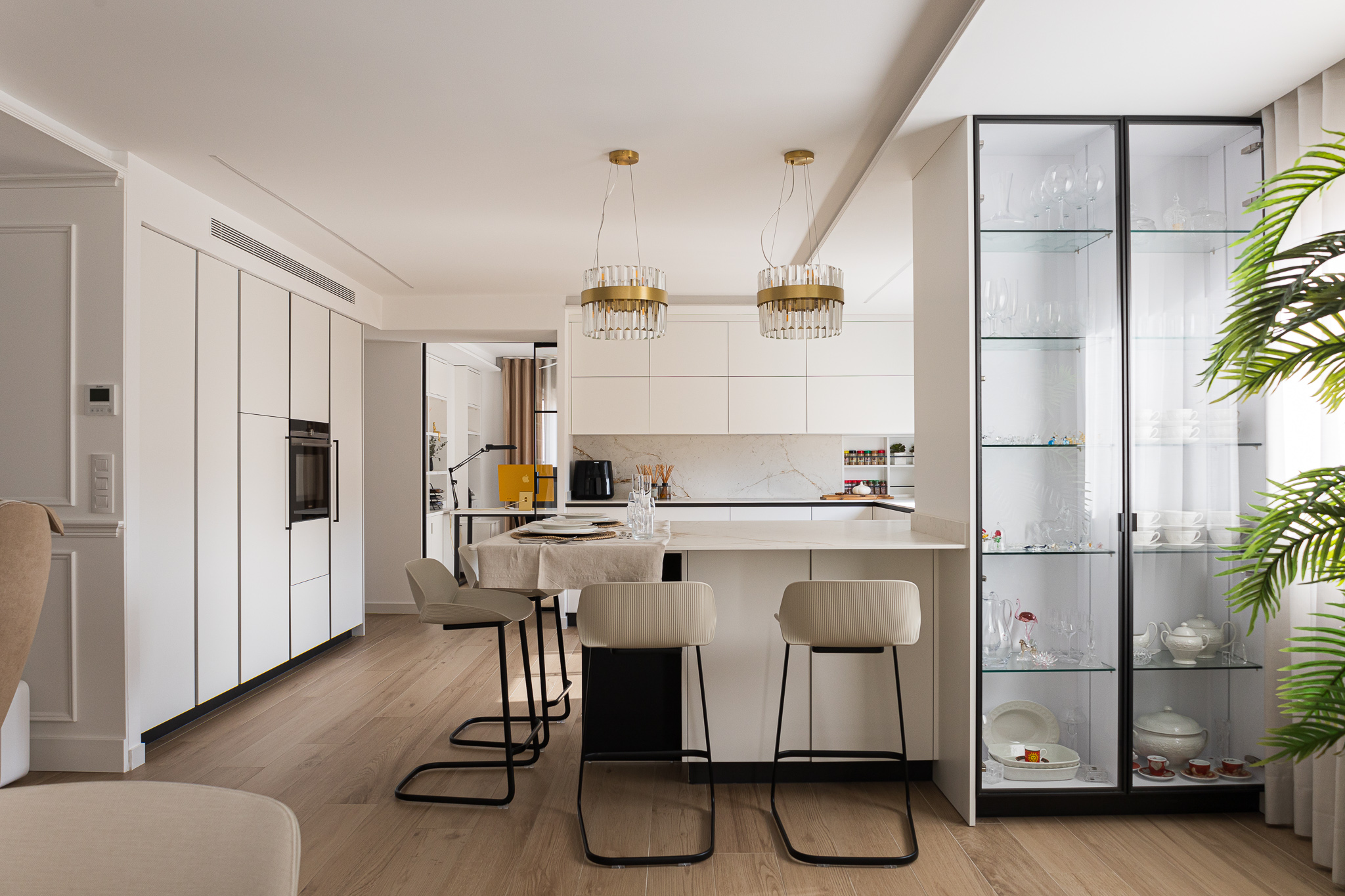 Interiorismo de una cocina y comedor, fotografiado por Fotaria Mediterráneo