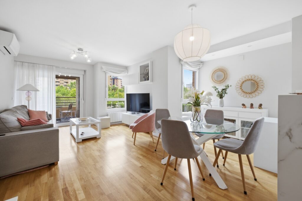 Salón luminoso con acceso a un balcón, fotografía inmobiliaria de Fotaria Mediterráneo