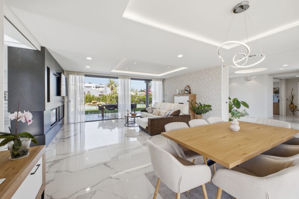 Salón contemporáneo de vivienda fotografiado para presentación inmobiliaria
