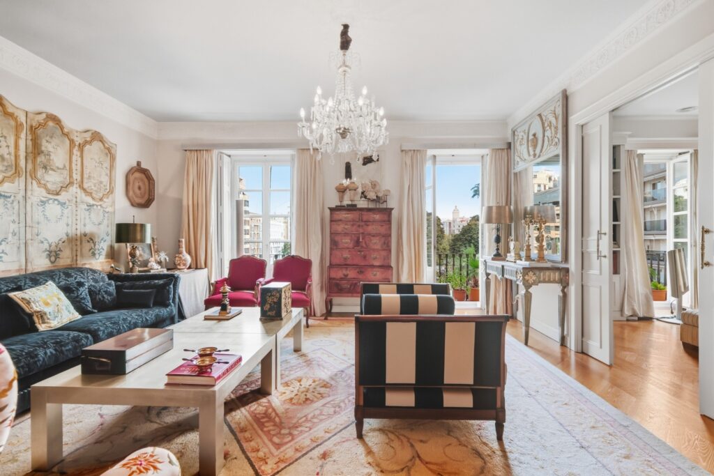 Salón de vivienda de estilo clásico, fotografía inmobiliaria profesional