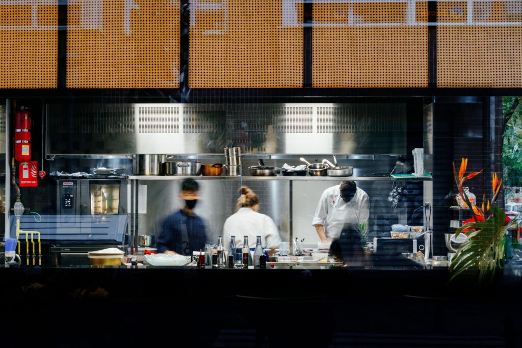 Cocina de restaurante en funcionamiento, fotografía profesional de espacios