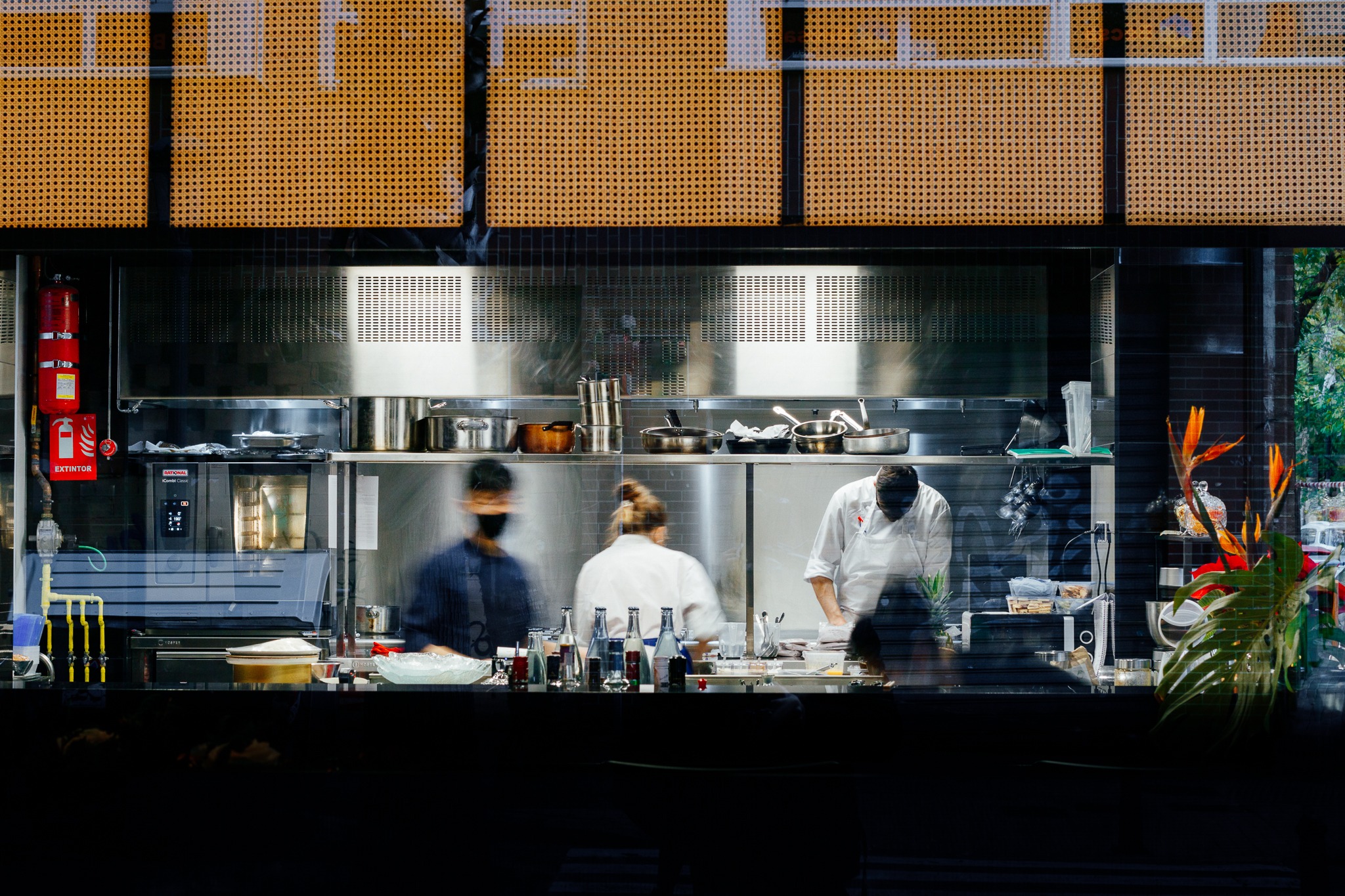 Cocina de un restaurante en funcionamiento fotografiada por Fotaria Mediterráneo