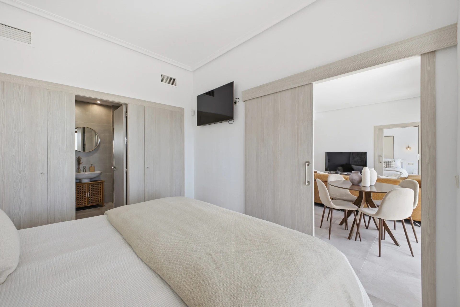 Dormitorio luminoso con acceso al comedor