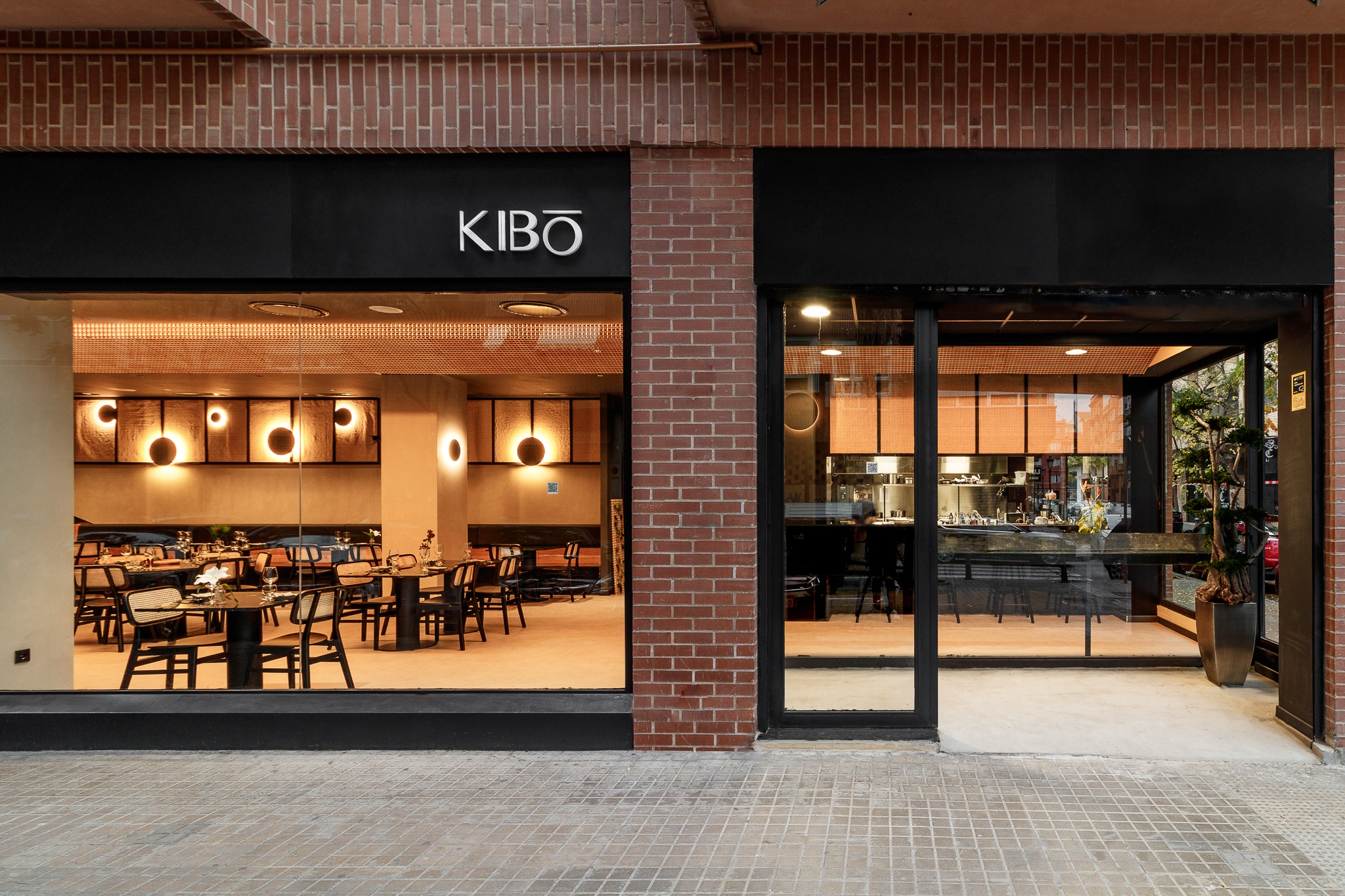 Fachada del restaurante KIBŌ, con la sala visible desde el exterior