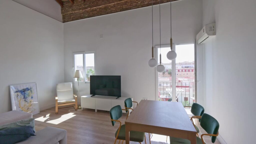Salón y comedor de la vivienda mostrada en el vídeo recorrido