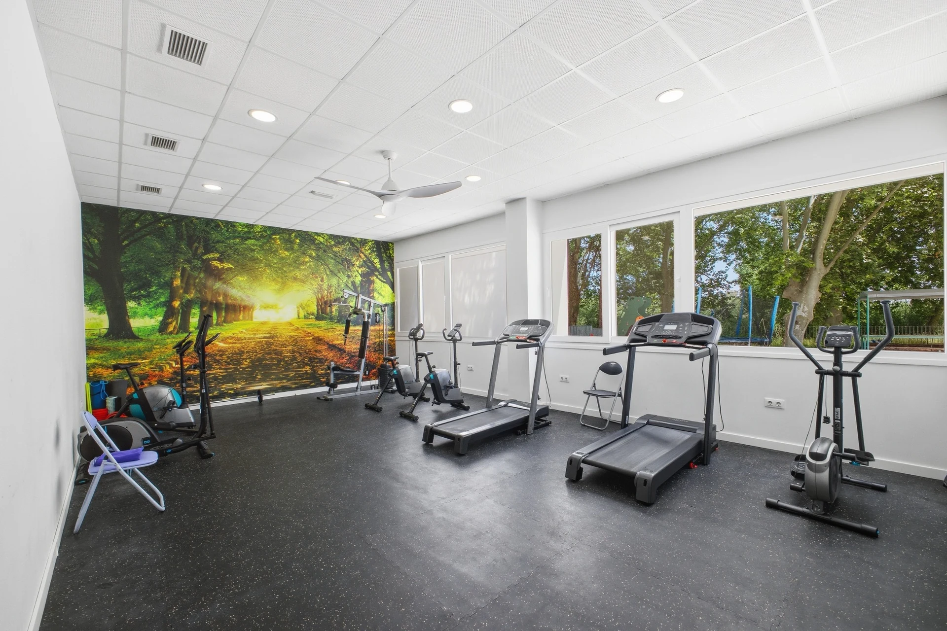 Gimnasio comunitario con cintas de correr y bicicletas estáticas