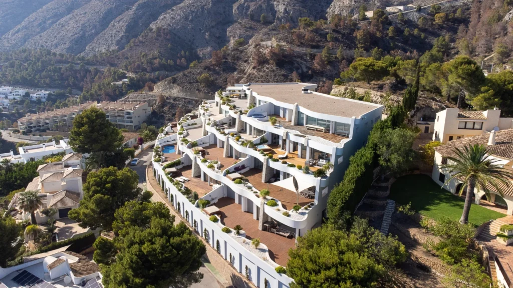 Vista aérea de un edificio residencial con terrazas y piscinas